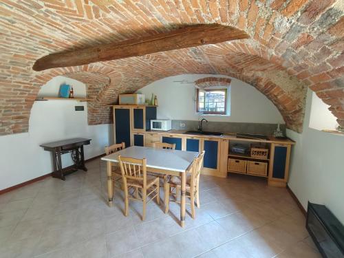 virtuve, Albaluna 2 casa vacanza in Montemale di Cuneo