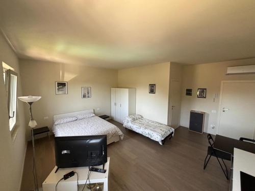1 queen bed, 1 twin bed