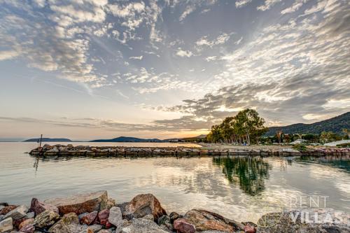 Tuvākā izklaides vieta, Beachfront Villa Armonia in Porto Hydra by goutos properties in Akti Idras (Argolis)