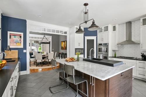 Bon Royale near Jimmy Carter Library & Museum