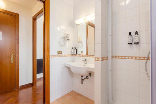 Double or Twin Room image 10