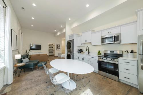 บริการและสิ่งอำนวยความสะดวก, Modern Loft-Style Retreat Near Blenko Glass in Milton, WV in เฮอริเคน (WV)