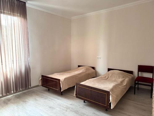 2 twin beds