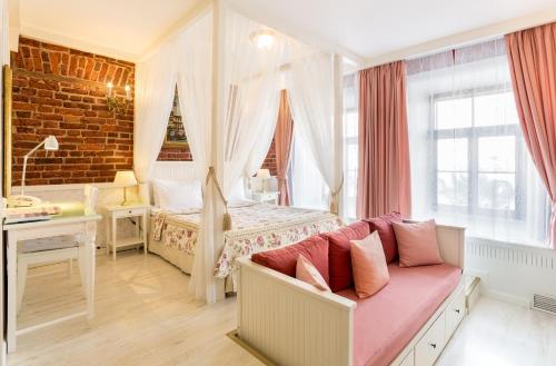 Alexander House The 4-star Alexander House Boutique Hotel offers comfort and convenience whether youre on business or holiday in Saint Petersburg. The hotel has everything you need for a comfortable stay. 24-hour fr