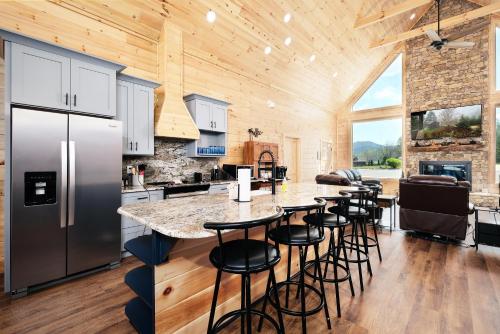 Brand new gorgeous 5BR cabin with mtn views, game room, hot tub, movie theater! in Pigeon Forge Külváros