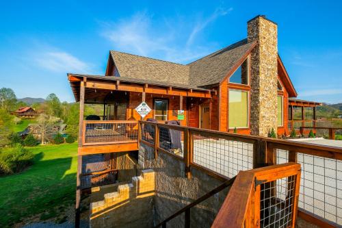 Brand new gorgeous 5BR cabin with mtn views, game room, hot tub, movie theater! in Pigeon Forge Külváros