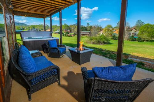 Brand new gorgeous 5BR cabin with mtn views, game room, hot tub, movie theater! in Pigeon Forge Külváros