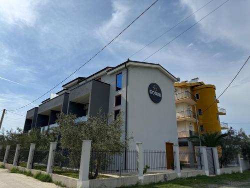 HotelGodini, Golem