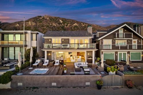 Seacliff Beach Retreat - Amazing Beachfront for Family of 6 in Faria Beach (CA)