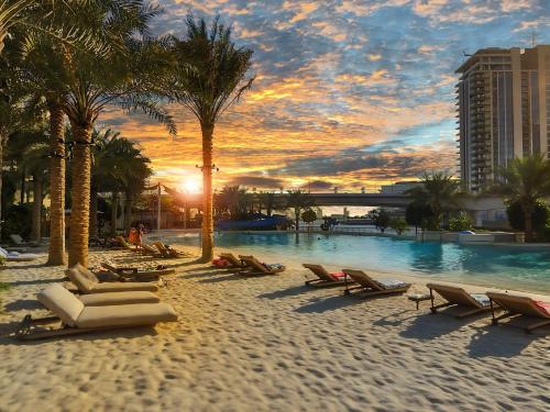 Luxury Apt and Private Beach with cooled sand, Dubaj