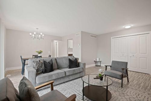 Cozy Stay Modern Comfort in the City in 羅切斯特山