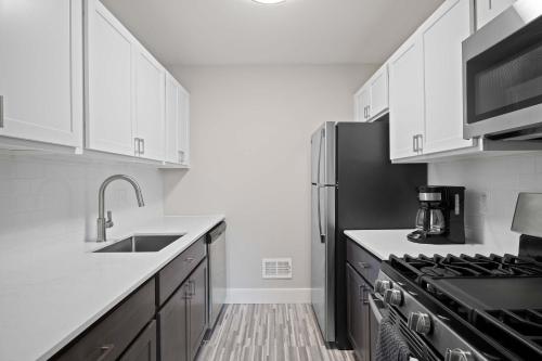 Cozy Stay Modern Comfort in the City in 羅切斯特山