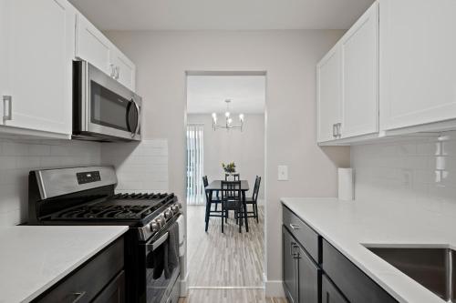 Cozy Stay Modern Comfort in the City in 羅切斯特山