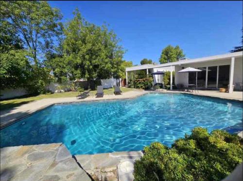 Beautiful 4BD and 3BA Pool Jacuzzi Vacation Home, Los Angeles (photo 2)