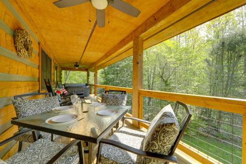 15 Mins to Polar Express Cabin with Hot Tub! in Bryson City, USA