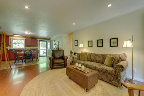 15 Mins to Polar Express Cabin with Hot Tub! in Bryson City, USA