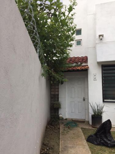 Casa para 4 personas equipada y amueblada con cochera en fraccionamiento Av Lopez Mateos en Tlajomul in Lomas de Santa Anita