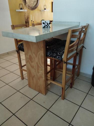 Casa para 4 personas equipada y amueblada con cochera en fraccionamiento Av Lopez Mateos en Tlajomul in Lomas de Santa Anita