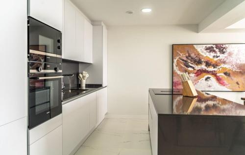 ห้องครัว, Modern Two-Bedroom Coastal Retreat with Panoramic Sea Views to Africa in บาเอีย เด กาซาเรส