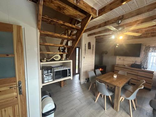 ''Kaszebe ''Domek letniskowy całoroczny z jacuzzi ,klimatyzacja nad jeziorem Raduńskim (''Kaszebe ''Domek letniskowy caloroczny z jacuzzi ,klimatyzacja nad jeziorem Radunskim) in Złota Góra