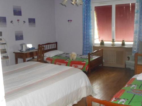 1 queen bed, 4 twin beds