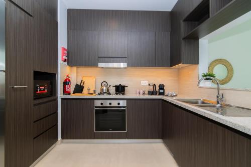 Elite Escape Holiday Home - 2 BHK Getaway with Dubai Mall Access - 1508, Dubai (Foto 8)