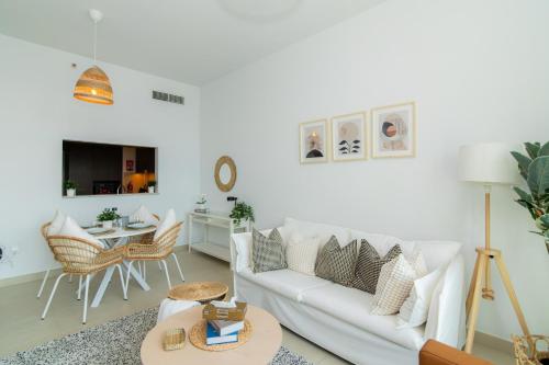 Elite Escape Holiday Home - 2 BHK Getaway with Burj Khalifa View and Dubai Mall Access - 1507, Дубай (фото 8)