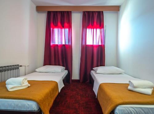 4 twin beds