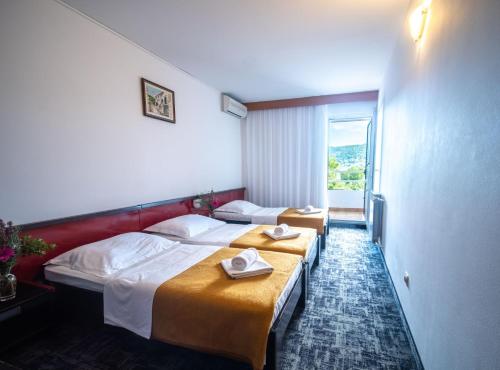 3 twin beds