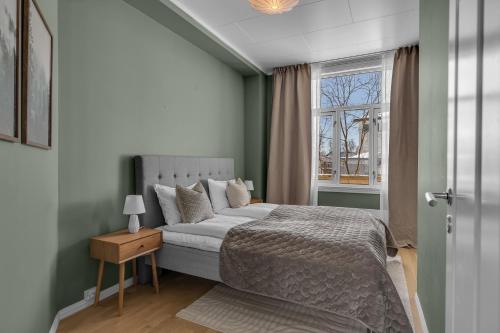 Amazing Tromsø city apartment with free parking and lovely city views!, Tromso