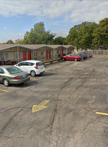 Saint Roberts Town and Village Motel in เซนต์โรเบิร์ต (MO)