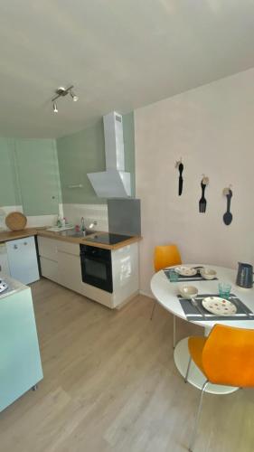 Kitchen, Agreable petit gite avec jardinet et piscine in Salies-de-Bearn