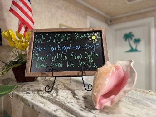 Hole Inn the Wall Hotel - Fort Walton Beach - Sunset Plaza - nearby Beaches & Hurlburt