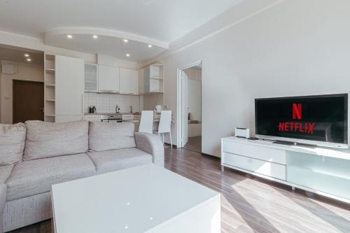 Bendra svetainė / televizorius, Modern Flat near City Center with Parking, Smart TV & Wi-Fi in Riga Airport