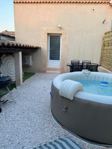 Joli T2 avec jacuzzi in Saint-Victoret