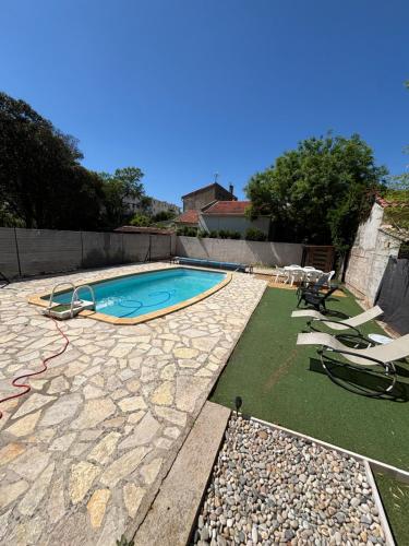Swimming pool, UNIQUE Appartement Zen et Detente DANS villa avec piscine TRES BIEN PLACE in Figuerolles