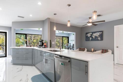3BR With HUGE 2k sq ft Lanai & Seasonally Heated Pool in Bonita Springs