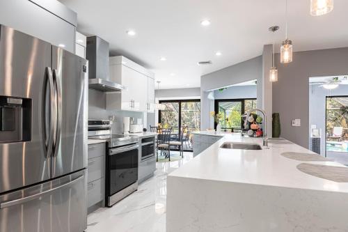 3BR With HUGE 2k sq ft Lanai & Seasonally Heated Pool in Bonita Springs