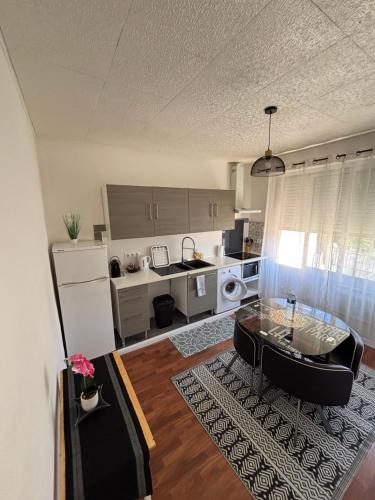 UNIQUE Appartement Zen et Detente DANS villa avec piscine TRES BIEN PLACE in Figuerolles