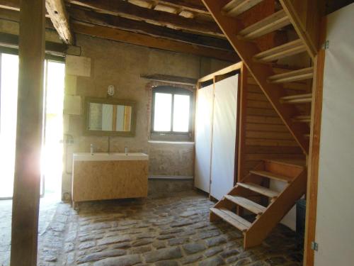 Viesnīcas āriene, Gite d'étape saisonnier Làô Refuge (Gite d'etape saisonnier Lao Refuge) in La Charite Sur Loire