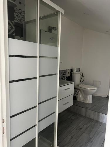 Shower, logement numero 1 near Les Agnettes Metro Station