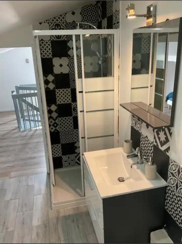 Bathroom, logement numero 1 near Les Agnettes Metro Station