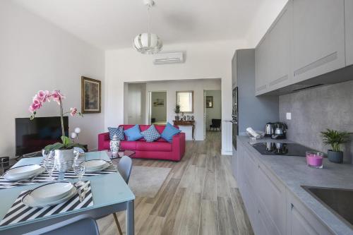 Modern Comfort in Florence - image 11