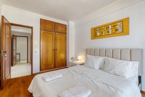 Quarto duplo com vista rio num apartamento partilhado in ซากาเวม