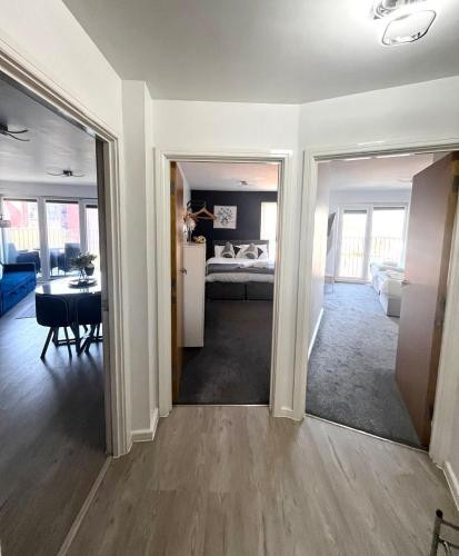 Serene 2-bed Flat With Canal Views - Coop Live & Ethiad - Manchester