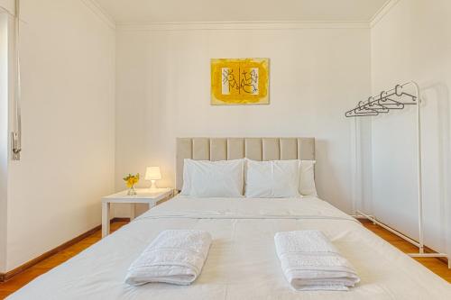 Quarto duplo com vista rio num apartamento partilhado in ซากาเวม