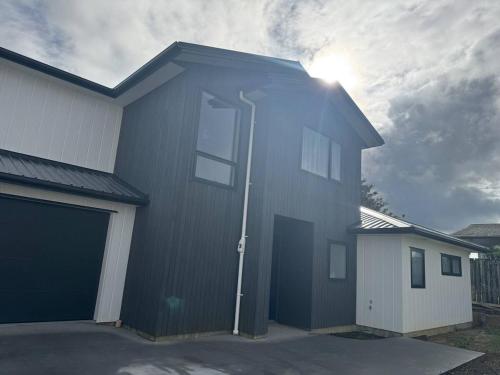 Brand-new Family Retreat in Riverhead 4BR Home in ริเวอร์เฮด