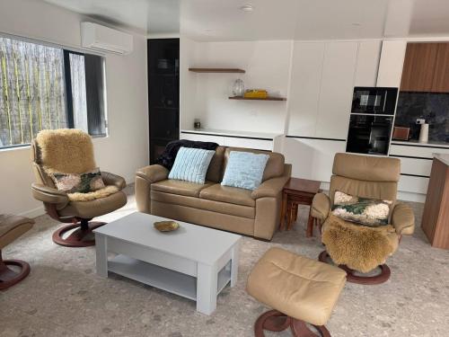 Brand-new Family Retreat in Riverhead 4BR Home in ริเวอร์เฮด