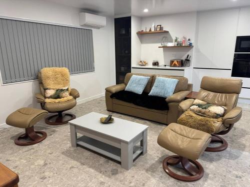 Brand-new Family Retreat in Riverhead 4BR Home in ริเวอร์เฮด