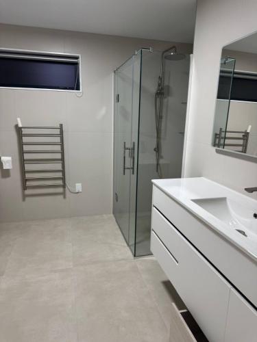 Brand-new Family Retreat in Riverhead 4BR Home in ริเวอร์เฮด